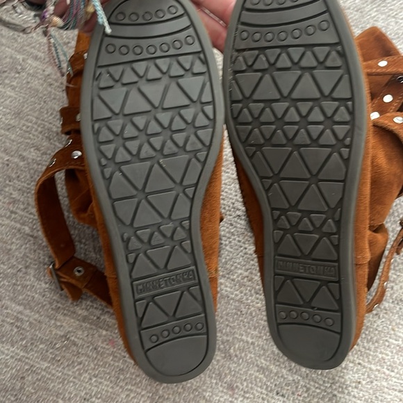 Minnetonka moccasin flat boots. Size 8. Worn maybe once. Great condition - Picture 5 of 6